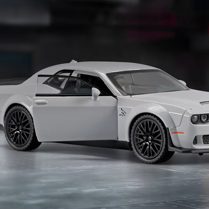 Dodge Challenger SRT Hellcat - 1:24 Scale Model